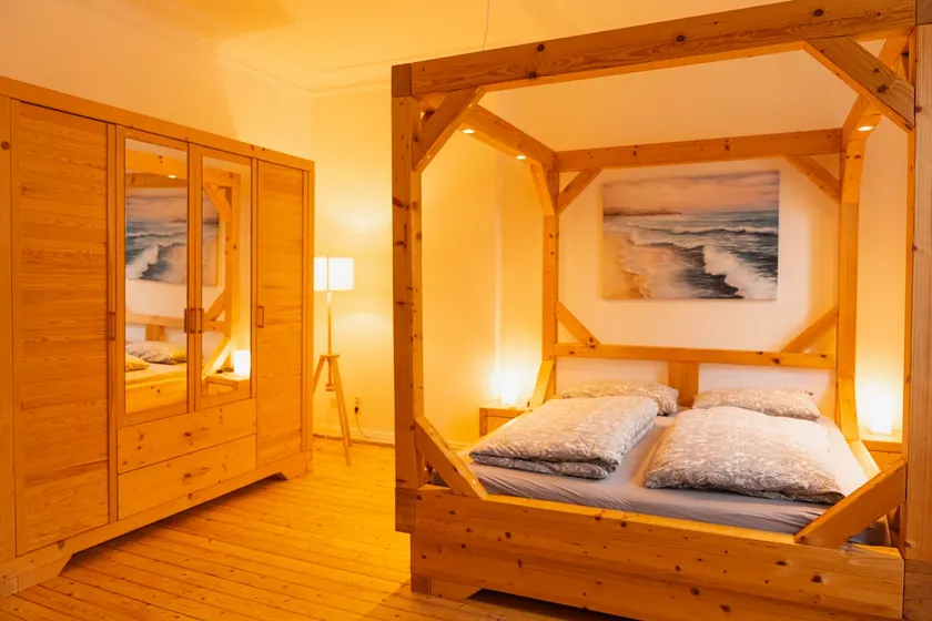 Up'n Swutsch | 82 m² of old-school charm with a four-poster bed - Image 1