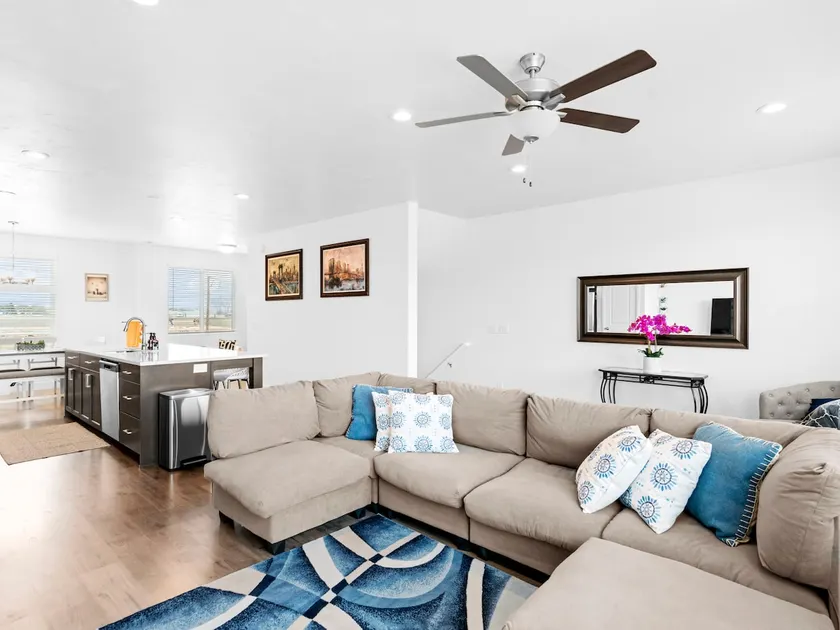 New build w/room for 8, near FrontRunner, shopping - Image 1