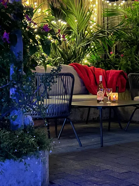 Cosy, private guest house with pool and private parking - Image 1