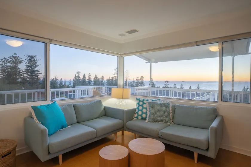 Penthouse Apartment with 180° Beach Views - Image 1