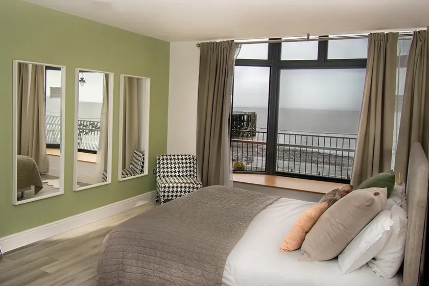 Seaside Bliss:1-Bedroom Apt with Sea Views - Image 1