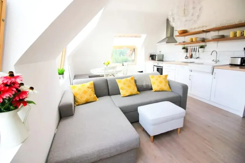 Stylish Apartment with INCREDiBLE Mountain Views - Image 1
