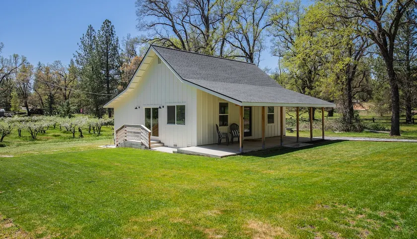 Hot Tub! Walk to Indigeny Reserve! 2 Private Acres - Image 1