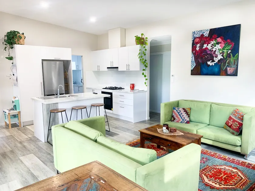 Quiet Private Nimbin Town House With TV & Netflix - Image 1