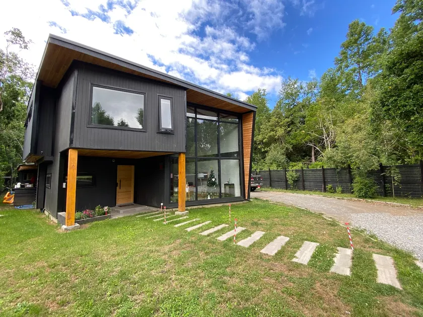 House for 8 with a pool 5 minutes away - Image 1