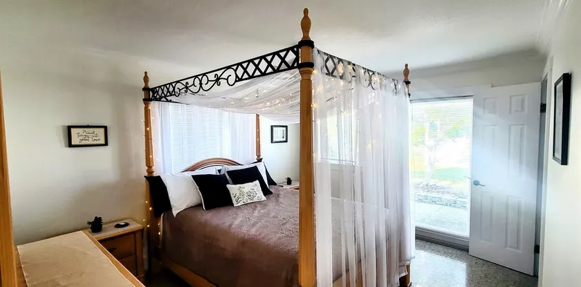 Walk to H20 & Downtown Jensen Beach 3Bed/2BA House - Image 1