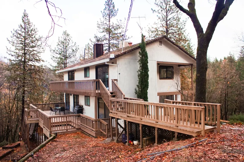 Mountain Cabin w/ Gorgeous Forest Lounge & Hot Tub - Image 1