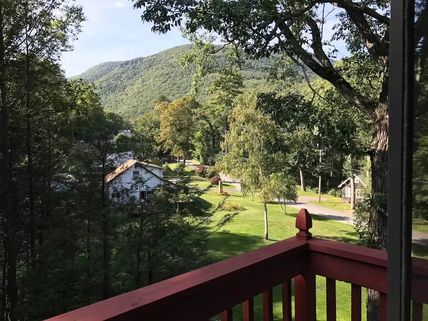 Serenity Retreat: Mountains, Waterfalls, Comfort - Image 1