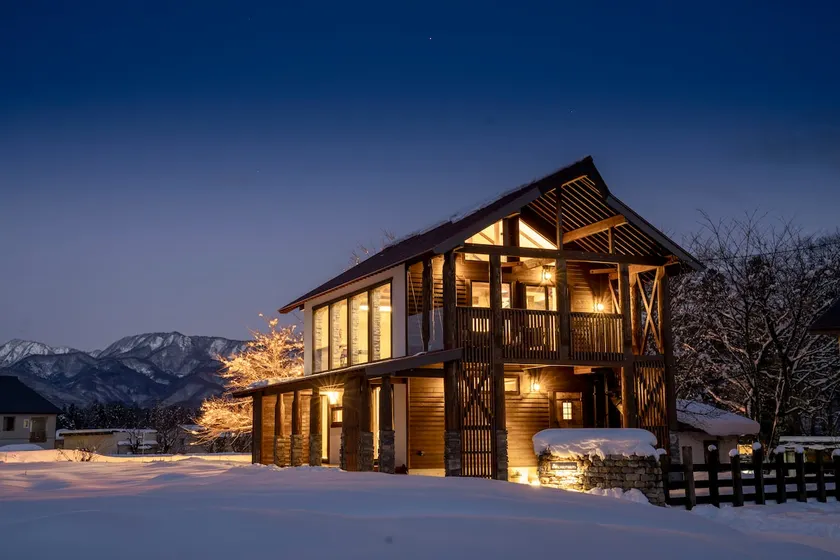 　Limited to one group per day. Private cottage with a superb view of Hakuba. Up to 8 people. Near hot springs and popular spots. - Image 1