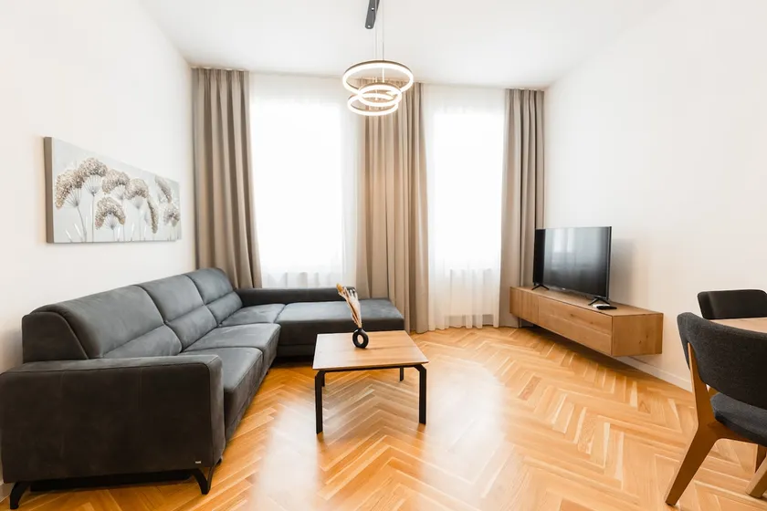 Deluxe apartment with balcony - Image 1