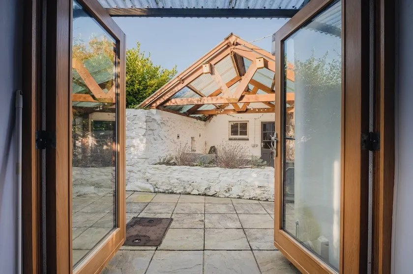 Cosy Welsh Cottage in St Davids Centre with Garden - Image 1