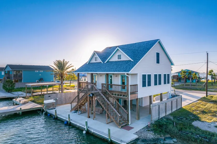 The Reel Deal in Holiday Beach! - Image 1