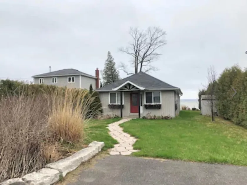 Lake Simcoe waterfront cottage - Image 1