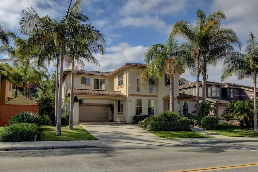Large 5BR Executive Home - Image 1