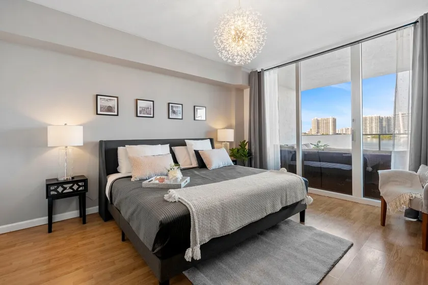 Waterfront luxury new condo Sunny Isles Beach - Image 1