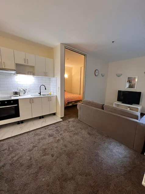 Cozy Studio Apartment On Queen Street - Image 1