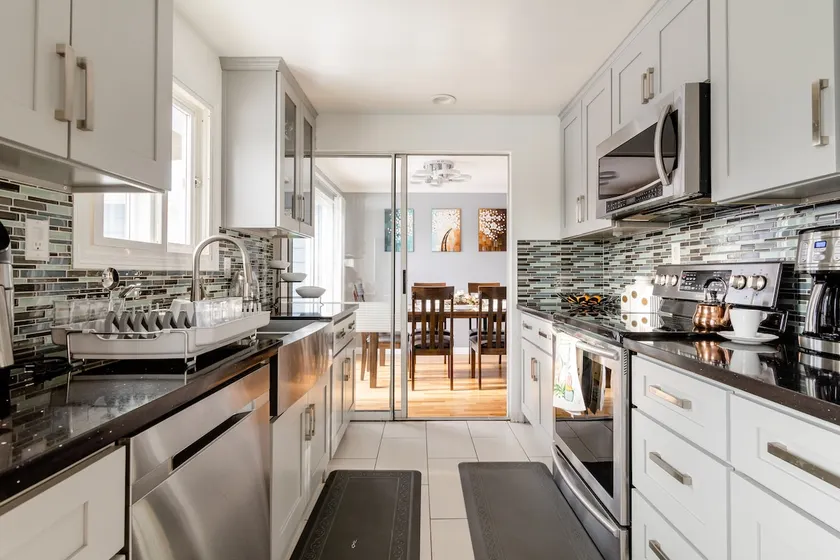 Stunning Rambler W/Access to Airport & Downtown - Image 1