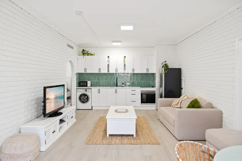Beachside Scarborough - 2 bed unit 400m from water - Image 1