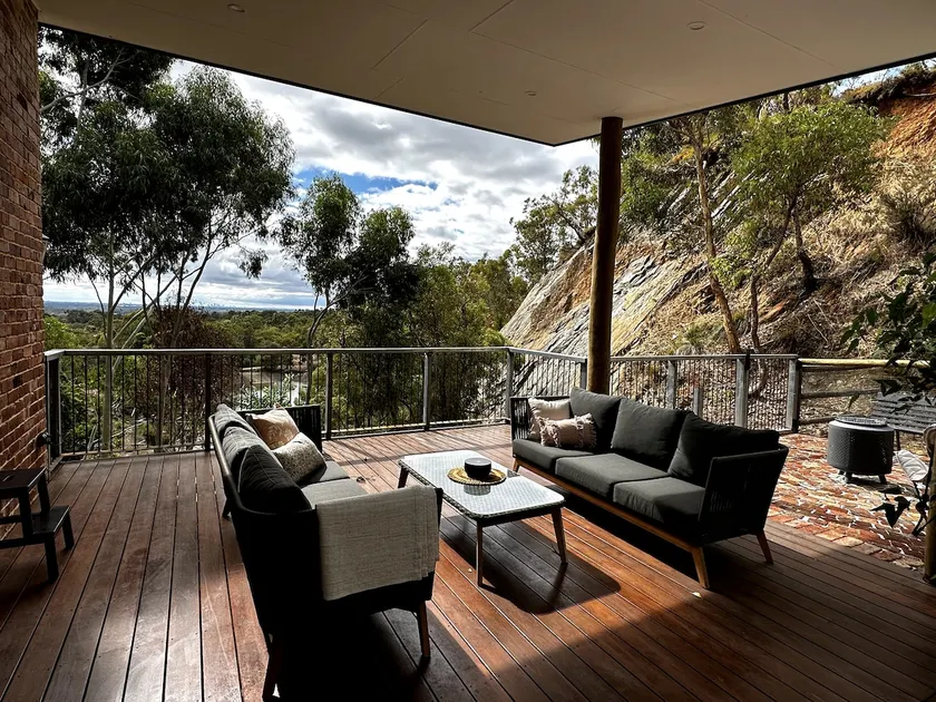 Umatah Retreat Chalet: Luxury bush retreat with water & city views - Image 1