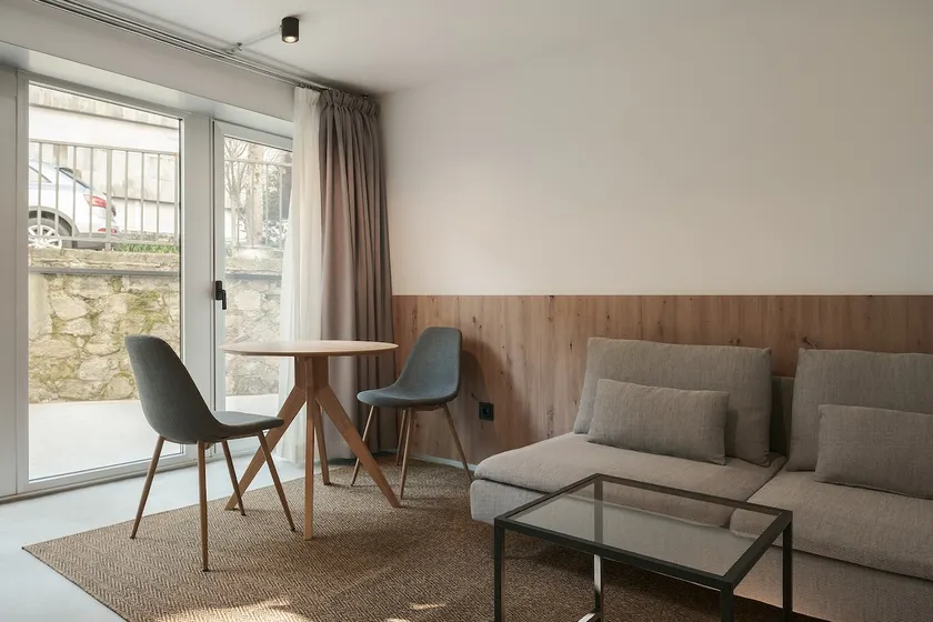 Hapartments 1, modern centrally-located apartment in po. - Image 1