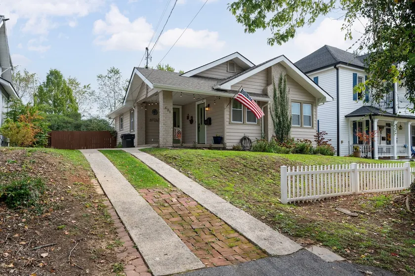 Pet friendly cottage- near downtown! - Image 1