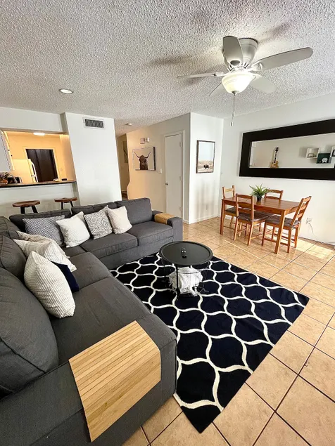 Townhome - 6 mile Stockyards - 22 Miles D- stadium - Image 1