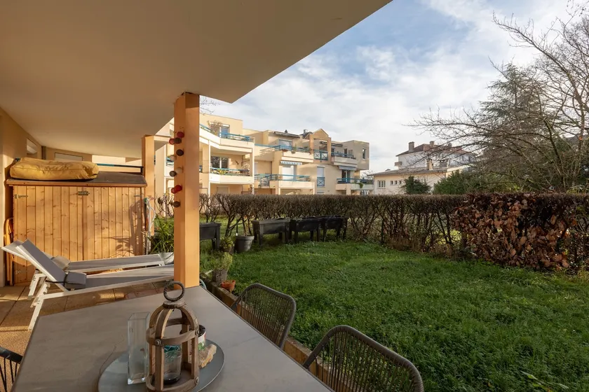 Quiet 2-bedroom apartment with private garden and parking - Image 1