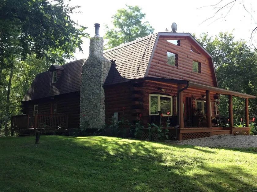 Stunning Log Home by Lake Geneva - Image 1