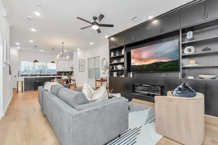Calming Luxury Oasis | Downtown Houston Sleeps 10 - Image 1