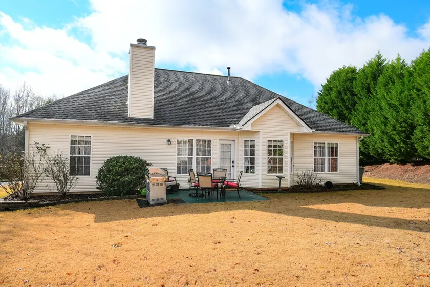 Cozy Ranch w outdoor space - Image 1