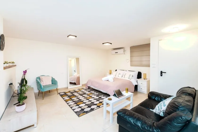 By Midrachov Calm & Cosy Suite עם ממ״ד, Sleeps 3 - Image 1