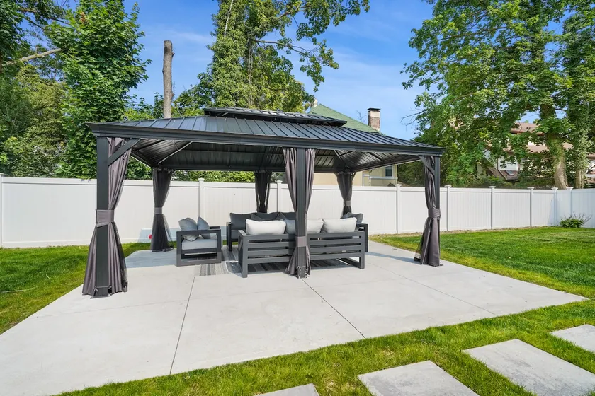 Backyard Gazebo in Quiet NYC Suburban Stay - Image 1