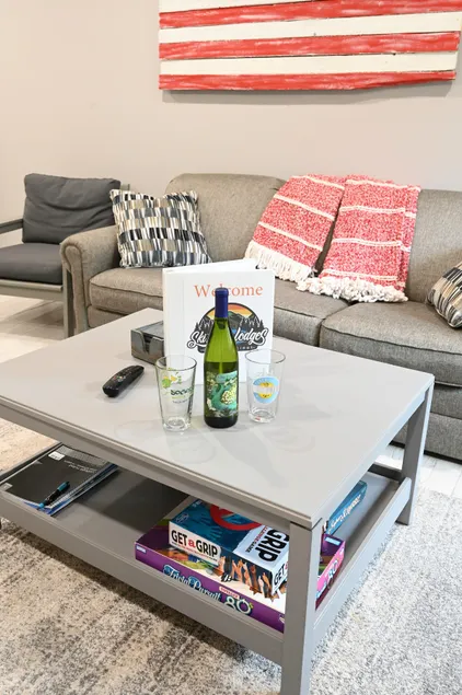 Modern 2 bedrm, 2 bath, Pool, WIFI, close to lakes - Image 1
