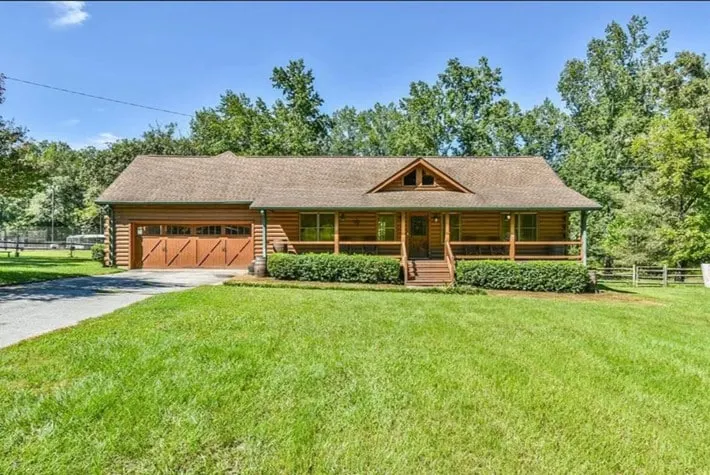 Clean & Cozy Cabin in the Woods - Image 1