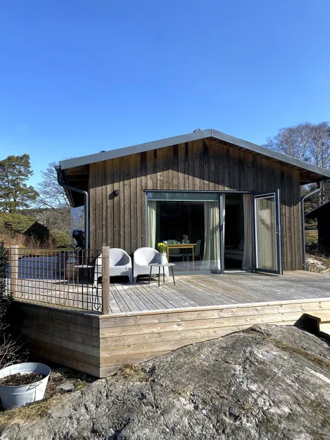 Modern accommodation with jetty and swimming - Image 1