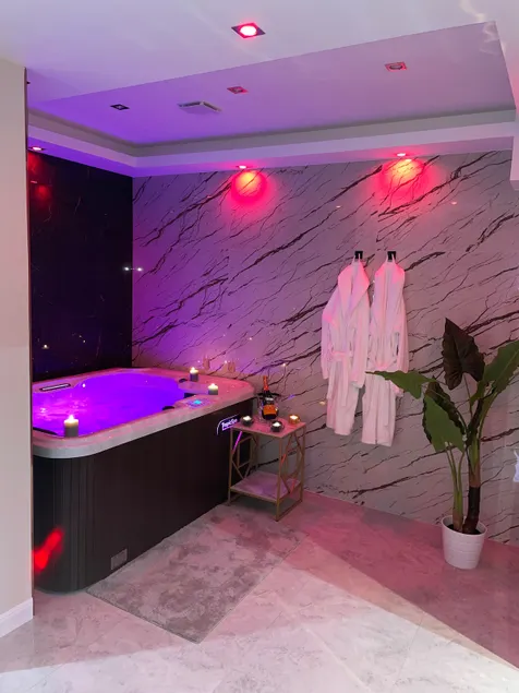 Nights at Hermès and Jacuzzi SPA, Apartment 3 - Image 1