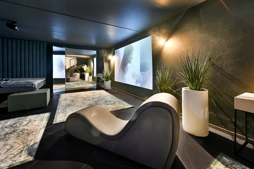 Jacuzzi Cinema Loft - Image 1