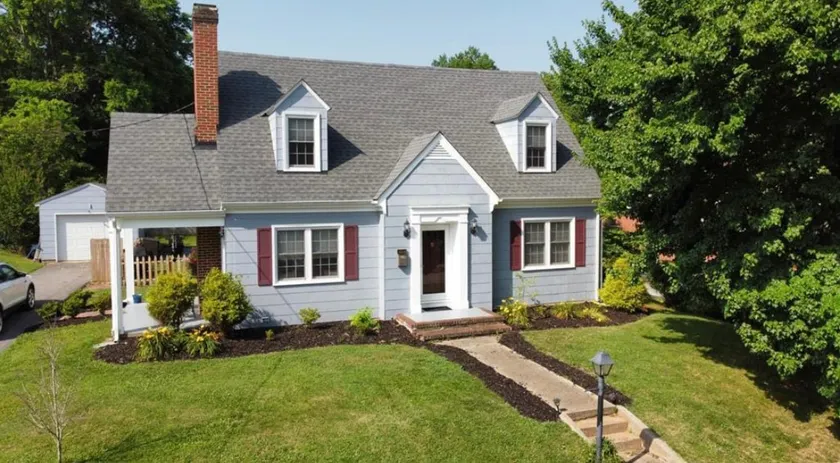 Cozy house in downtown Farmville w/ fenced in yard - Image 1