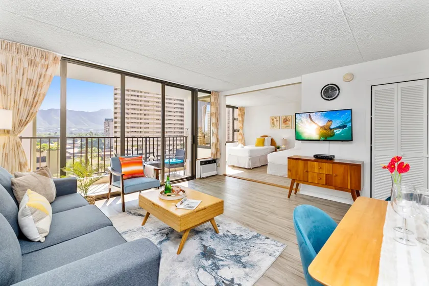 Airy condo w/ balcony near Waikiki Beach - Image 1
