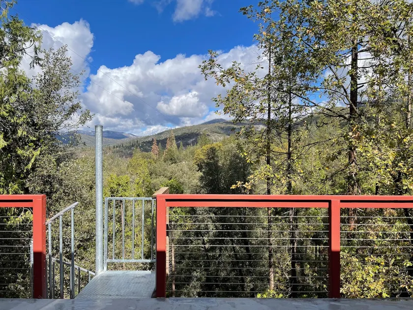 Golden slumbers -> Gateway to Yosemite & Bass Lake - Image 1