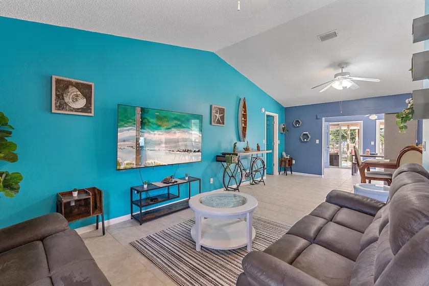 Home/pool/jacuzzi/canal access to ocean/kayaks. - Image 1