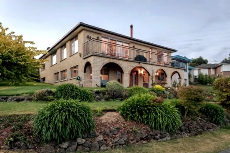 Spacious Apartment with the view of Mt. Wellington - Image 1
