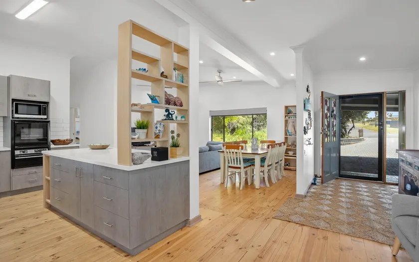 The Burrow - Pet-friendly Haven near Middleton Beach - Image 1