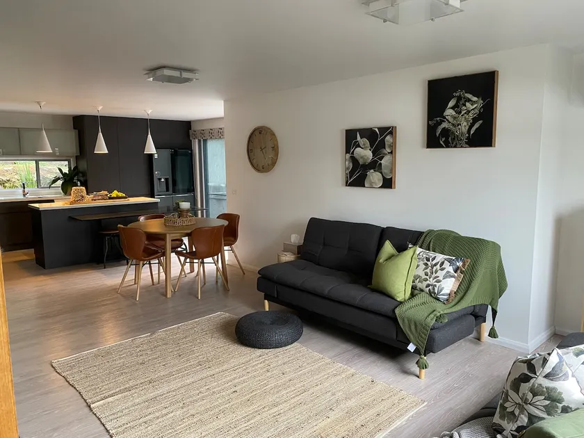 Central and spacious three bedroom townhouse - Image 1