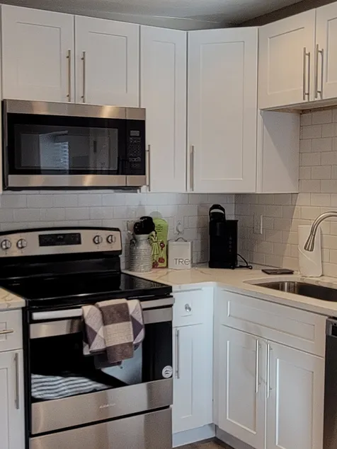 Brighton 1BR Escape | Kitchen, Workspace & Parking - Image 1
