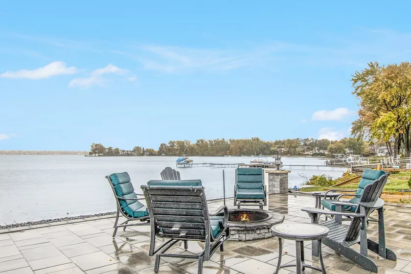 2-Bedroom Lakefront Retreat on Walled Lake - Image 1