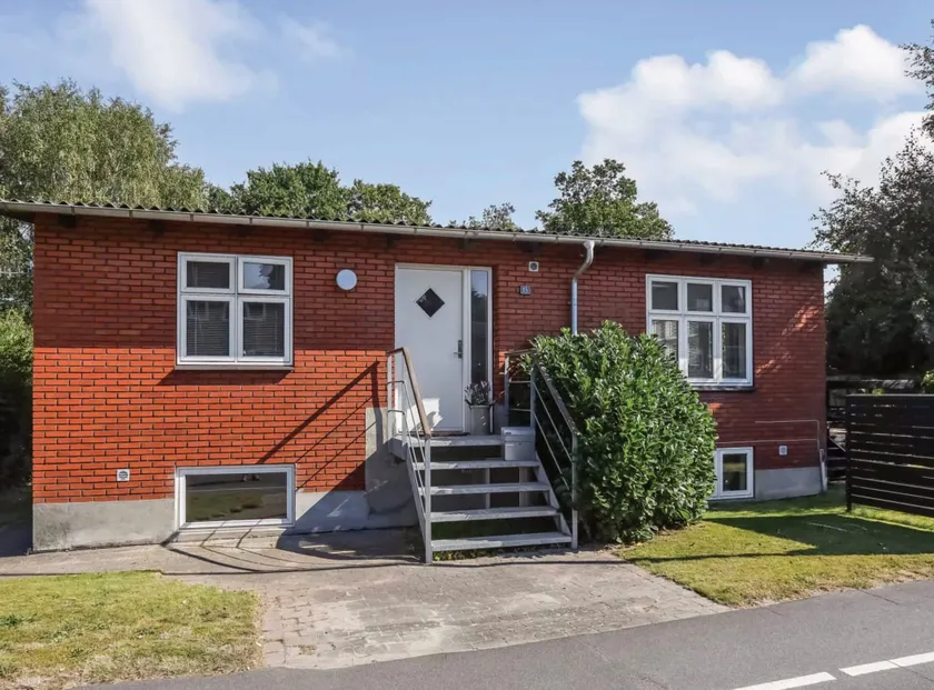 Separate home near city and lake - Image 1