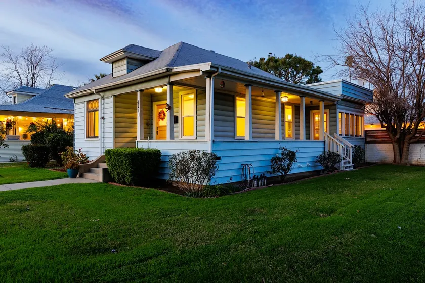Private backyard - Walk to Downtown - Pet friendly - Image 1