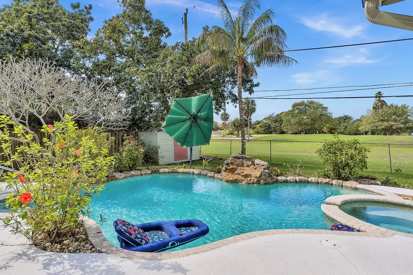 Pool Heat | Firepit+BBQ | 75”TV | Foosball | 581mbp - Image 1