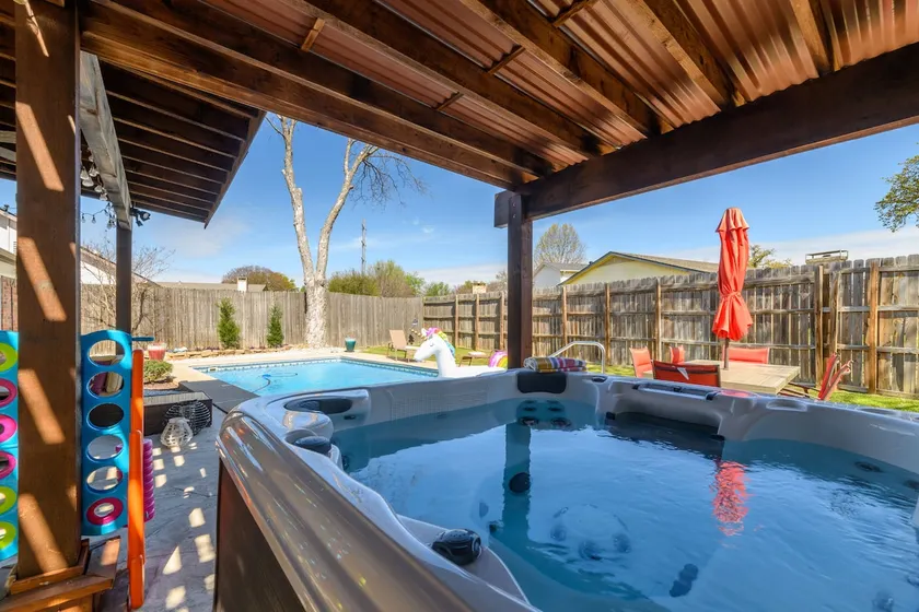 Dallas FW Arlington central *Hot Tub*FirePit*Games - Image 1